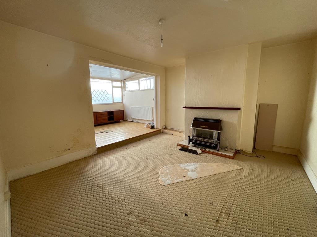 Lot: 5 - FREEHOLD MIXED USE DEVELOPMENT OPPORTUNITY WITH PLANNING - Ground floor living room to existing flat